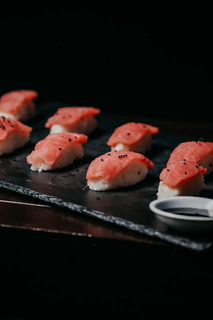 Sushi tabağı renkli Asya mutfağı - lezzetli deniz ürünleri