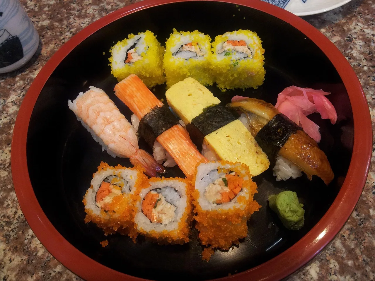 Sushi tabağı sunumu - Japon mutfağı lezzetleri