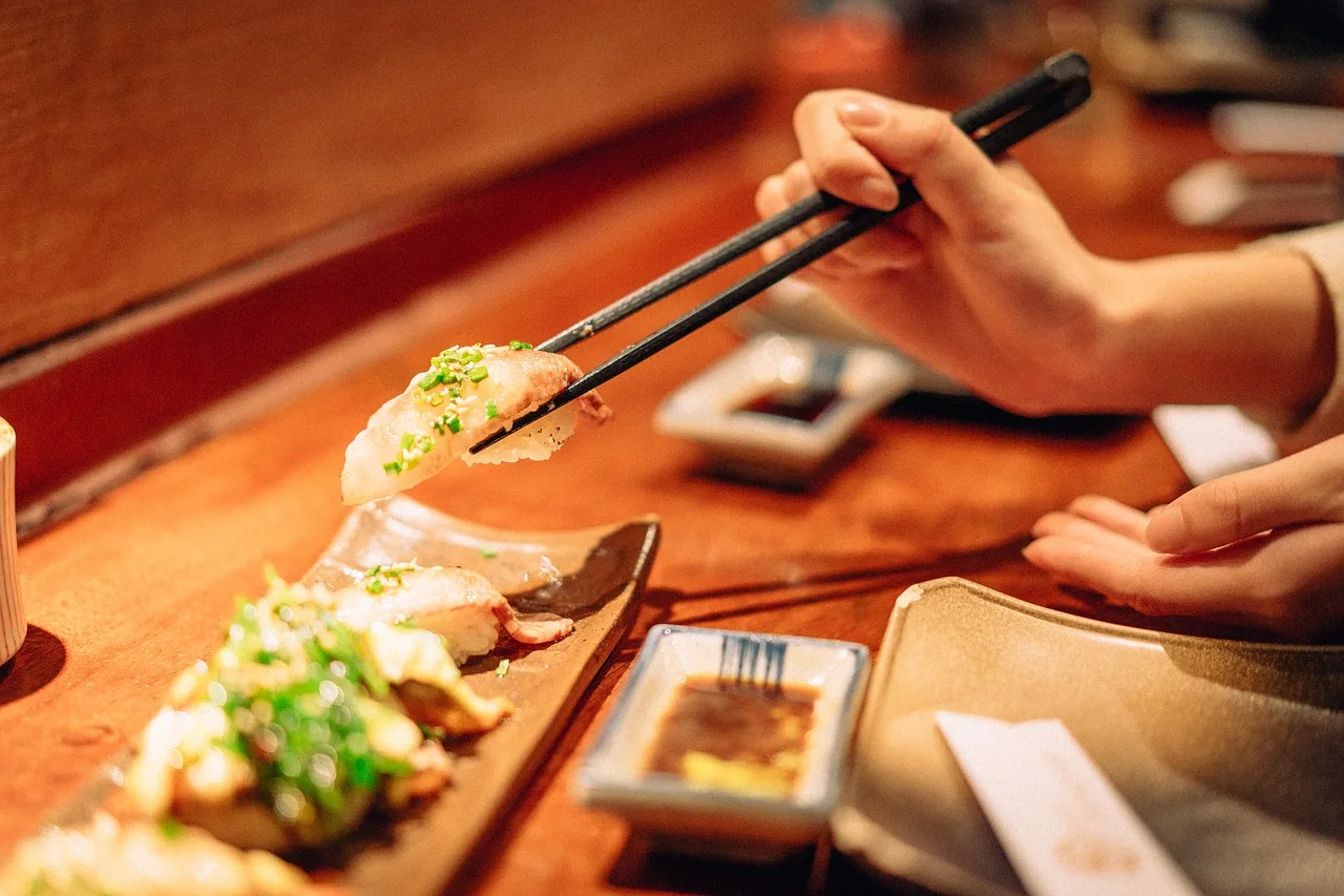 Sushi tabağı - taze deniz ürünleri sunumu