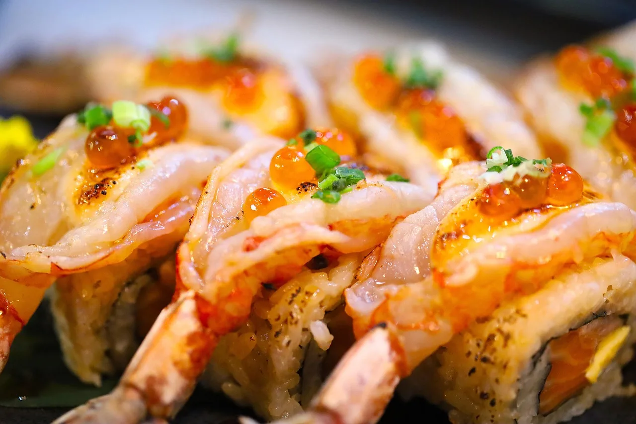 Sushi tabağı taze deniz ürünleri