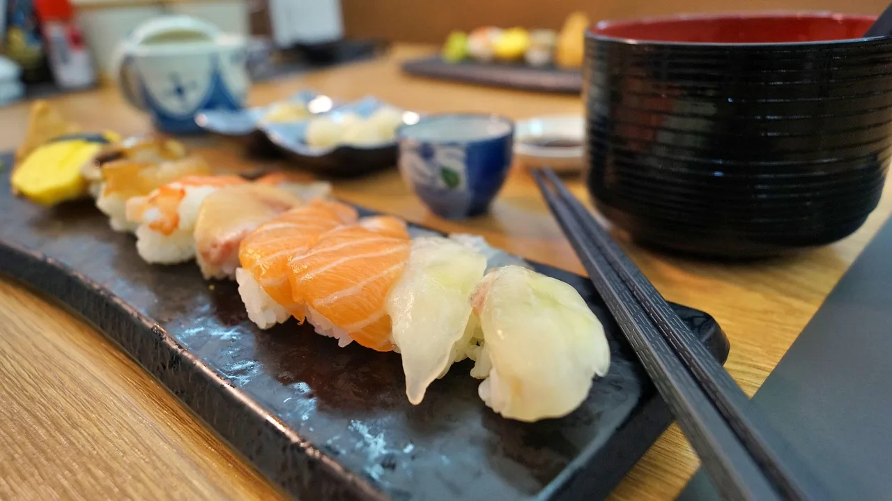 Sushi tabağı - taze somon ve ton balığı