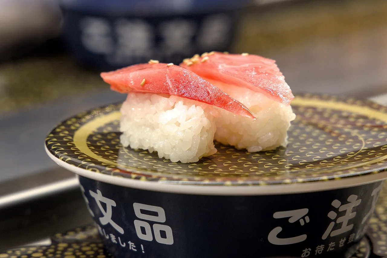 Sushi tabağı: ton balıklı pirinç lezzeti Sushi tabağı: ton balıklı pirinç lezzeti