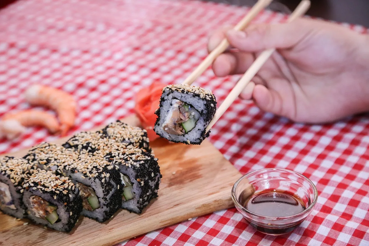 Sushi tabağı ve bambu hasır - Japon mutfağı sunumu