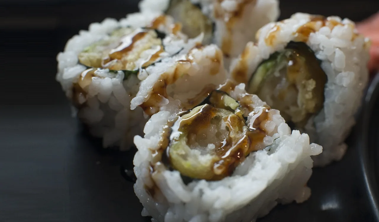 Sushi tabağı yakın çekim - taze Japon lezzeti