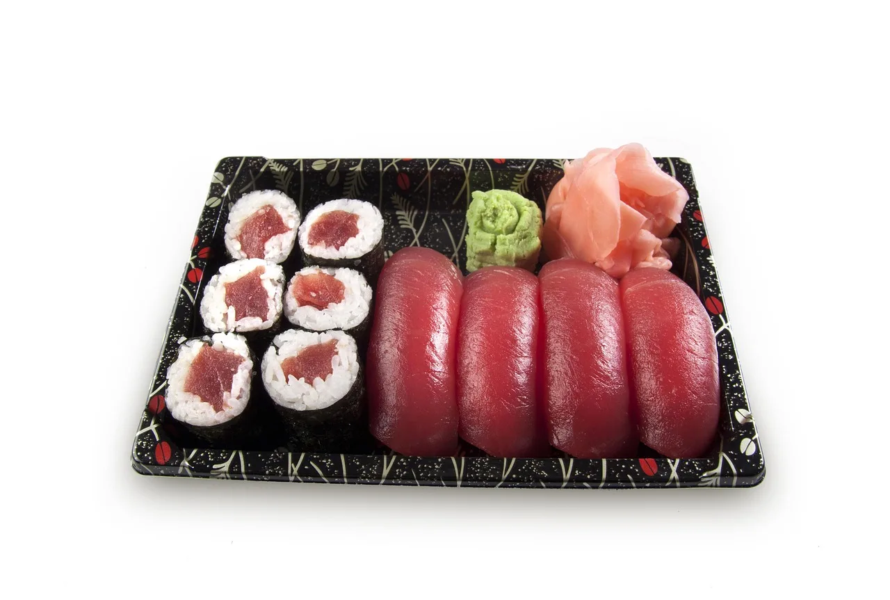 Sushi tabakası nigiri maki kombinasyonu