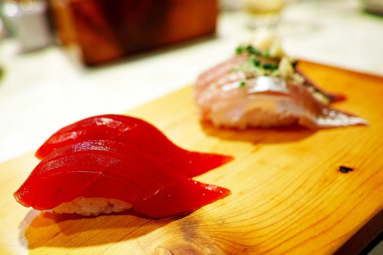 Sushi tabakası - şık Japon restoranı fotoğrafı