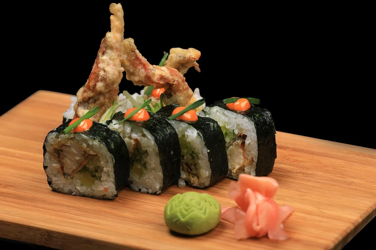 Sushi tabakası zengin renkli Japon lezzeti