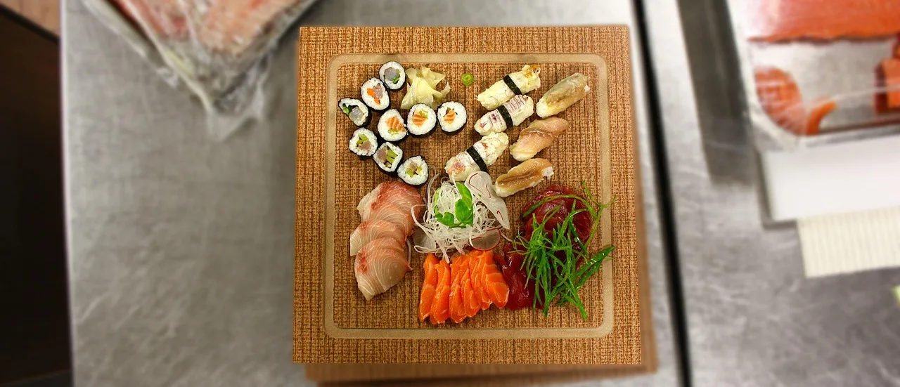 Sushi ve sashimi tabakları - renkli Japon mutfağı
