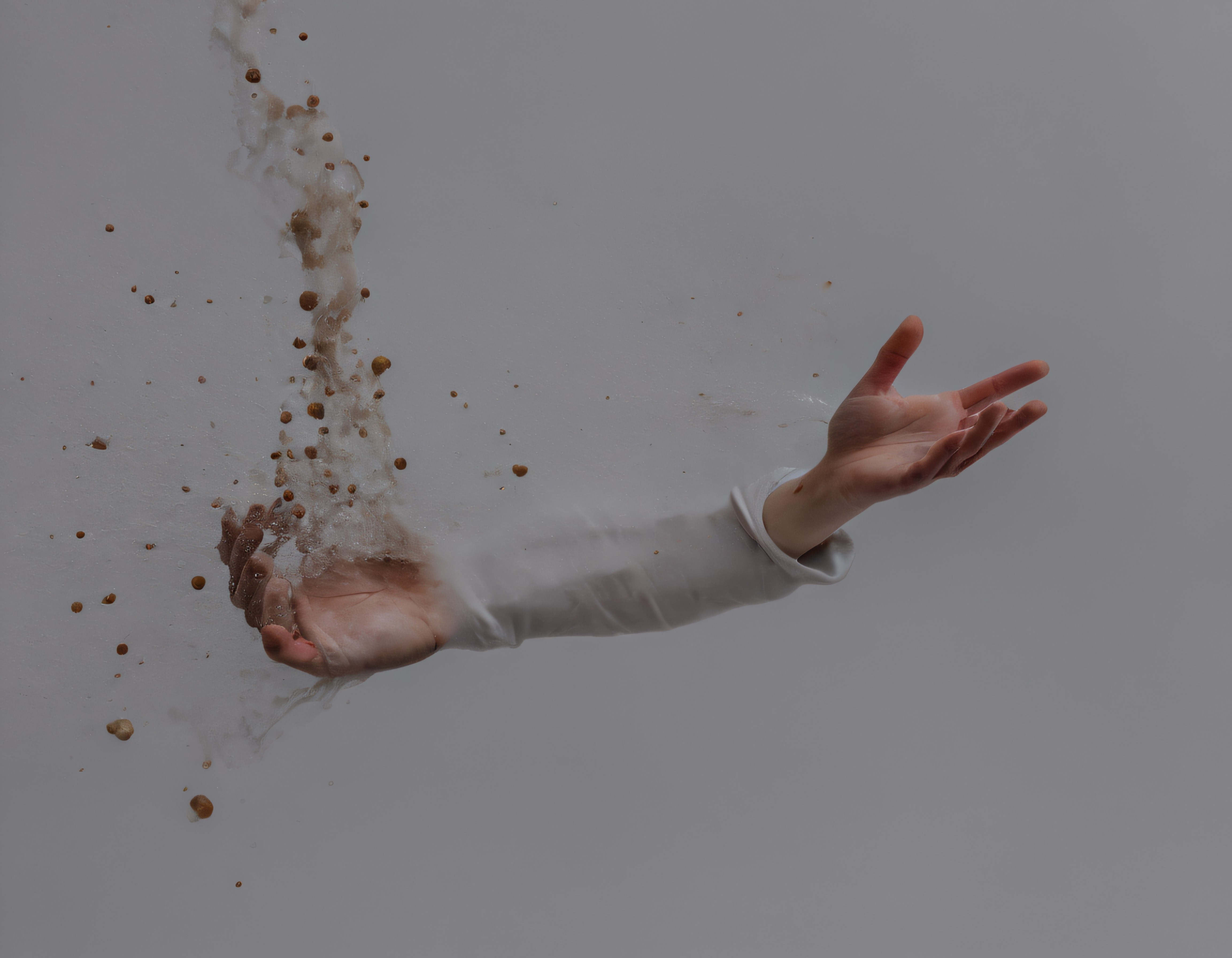 Suya Düşen Taneler ve Hareketli Ellerle Minimalist Sanatsal Fotoğraf