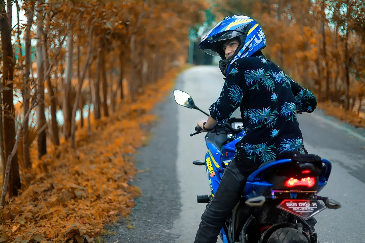 Suzuki SF motosiklet sürücüsü - sokakta özgür