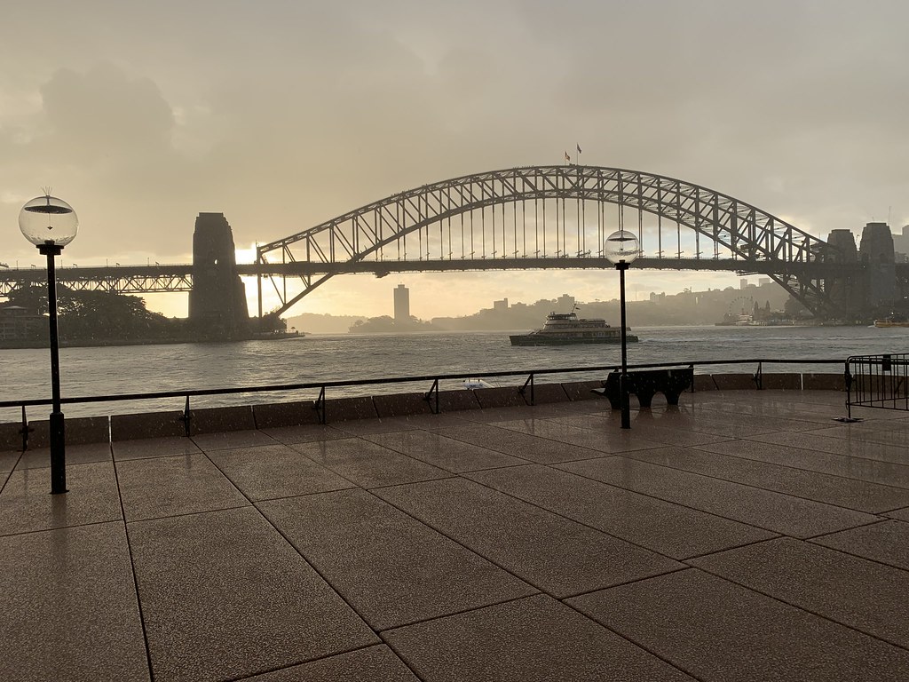 Sydney Harbour Bridge'in Yağmurlu ve Sisli Bir Günde Büyüleyici Manzarası