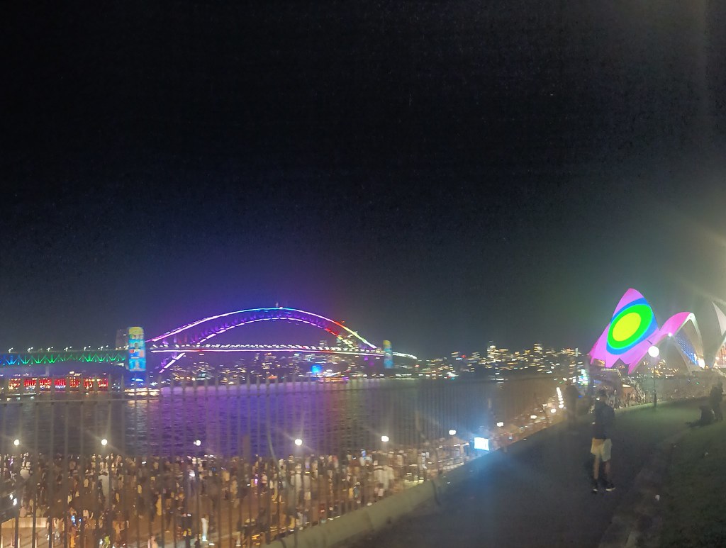 Sydney Harbour Bridge ve Opera Binasında Büyüleyici Gece Işık Festivali