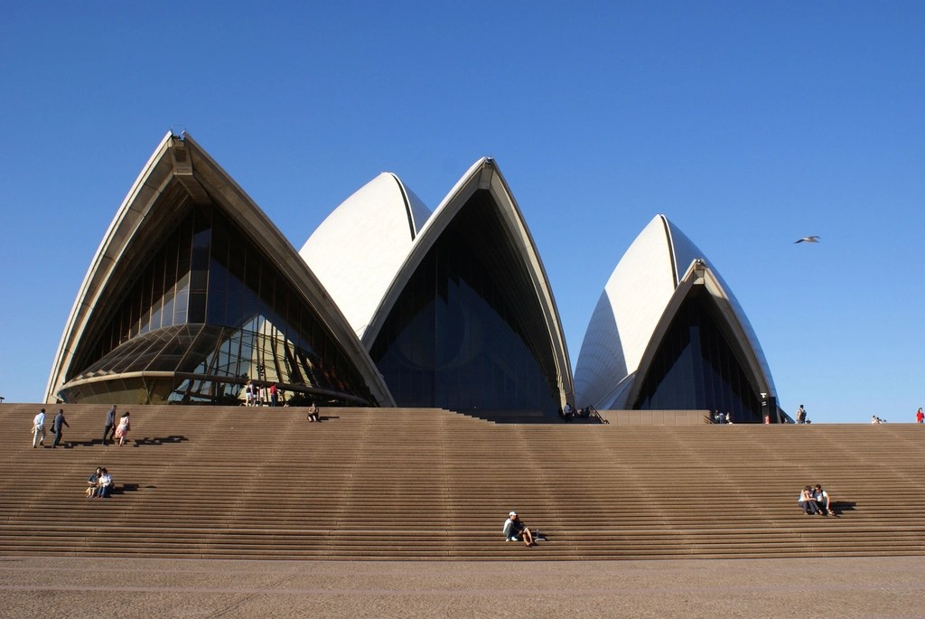 Sydney Opera Binası ve Mavi Gökyüzü Altında Eşsiz Mimari Güzellik