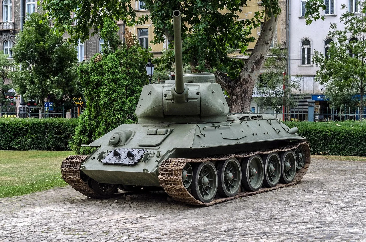 T-34-85 tankı sergi alanında - İkinci Dünya Savaşı askeri aracı