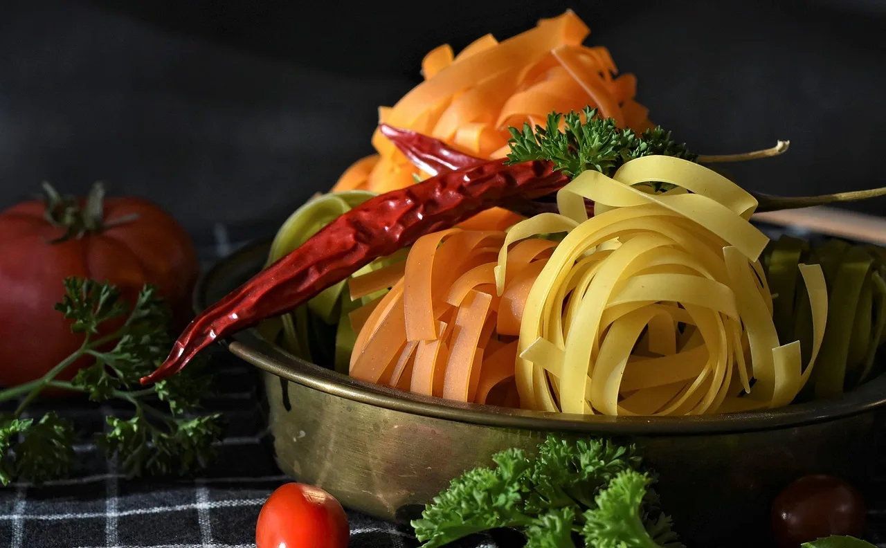Tagliatelle renkli makarna fotoğrafı - taze mutfak