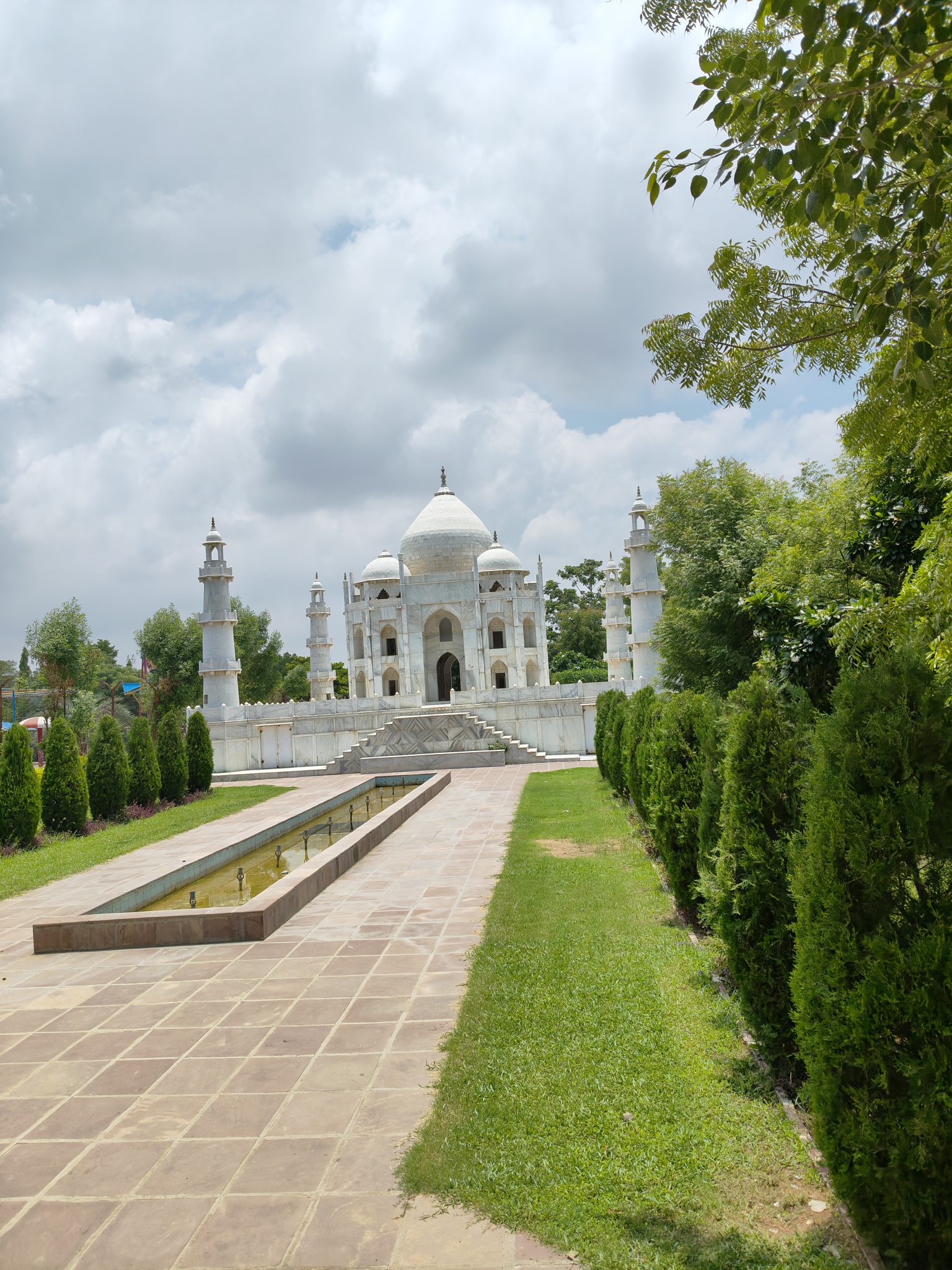 Taj Mahal Benzeri Beyaz Kubbeli Yapı ve Düzenli Bahçe Manzarası