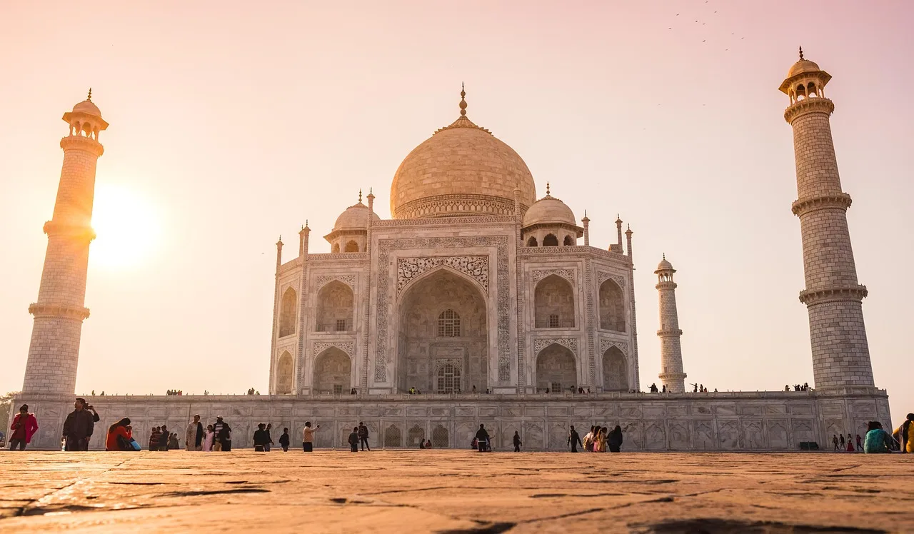 Taj Mahal gün batımı - Agra'da mermer tapınak