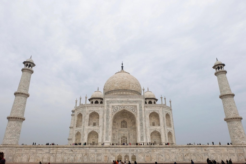 Taj Mahal'in Büyüleyici Mimarisi: Bulutlu Havada Beyaz Mermer İhtişamı