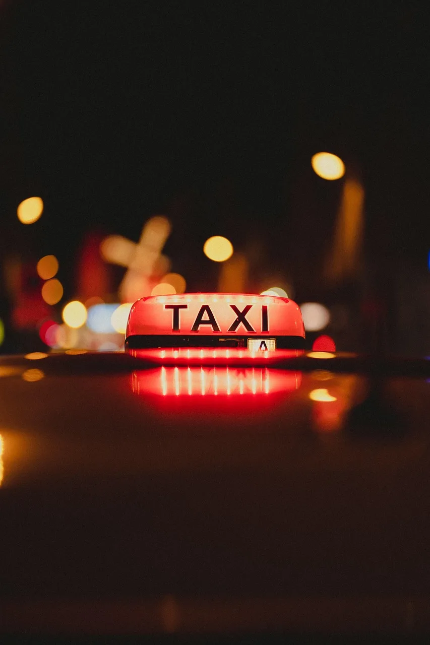 Taksi ışıklarıyla gece şehir trafiği
