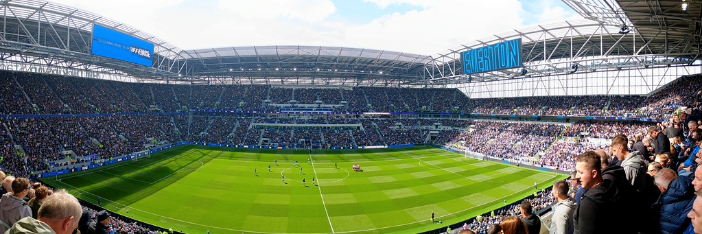 taraftarlarla dolu dev stadyumun panoramik spor etkinliği ve yeşil saha görüntüsü