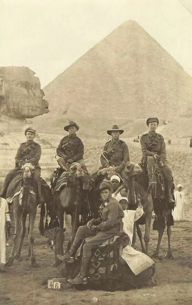 Tarihi belgede Giza piramitleri ve sfenks önünde deve sırtında poz veren askerler