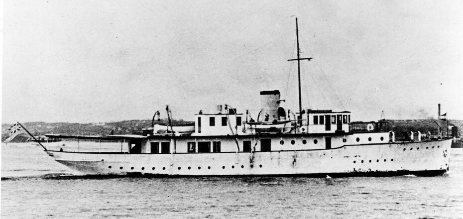 Tarihi Bir Buharlı Yatın Siyah Beyaz Deniz Fotoğrafı ve Nostaljik Detayları Tarihi Bir Buharlı Yatın Siyah Beyaz Deniz Fotoğrafı ve Nostaljik Detayları