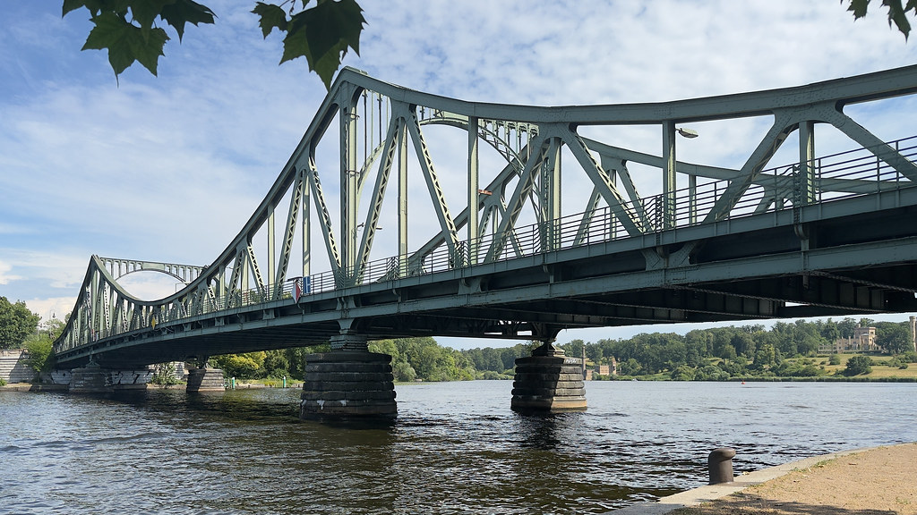 Tarihi Glienicke Köprüsü'nün çelik kafesi ve Havel Nehri'ndeki sakin görünümü