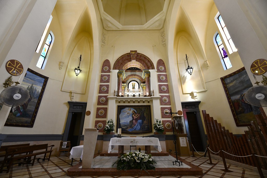 Tarihi Kilise İç Mekânı: Altar, Dini Resimler ve Gotik Mimari Detaylar