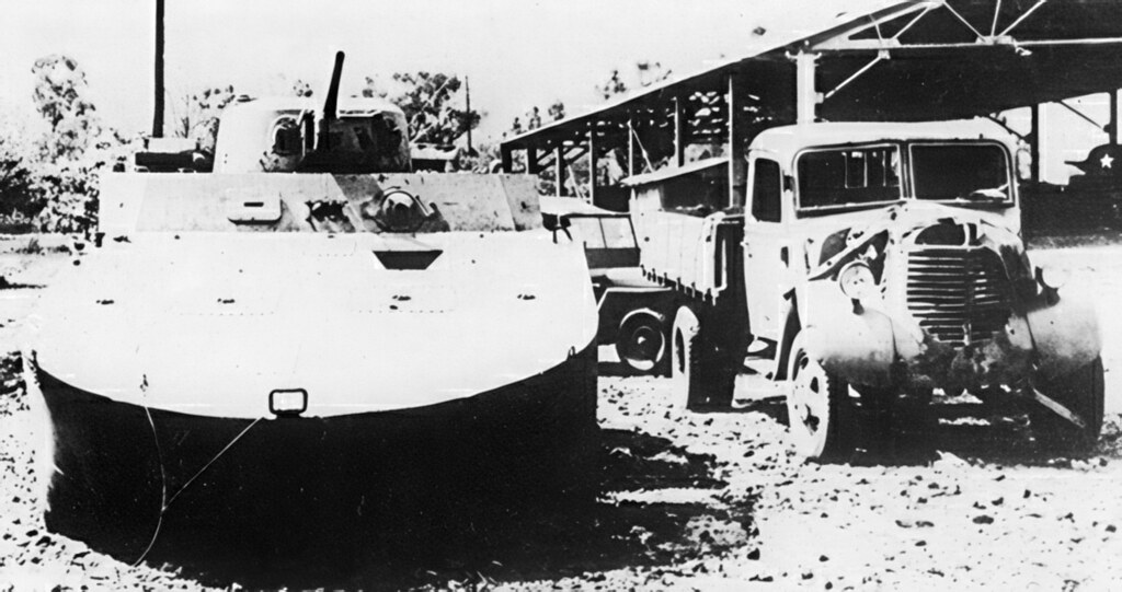 Tarihi sahnede amfibik tank ve vintage askeri kamyon bir arada