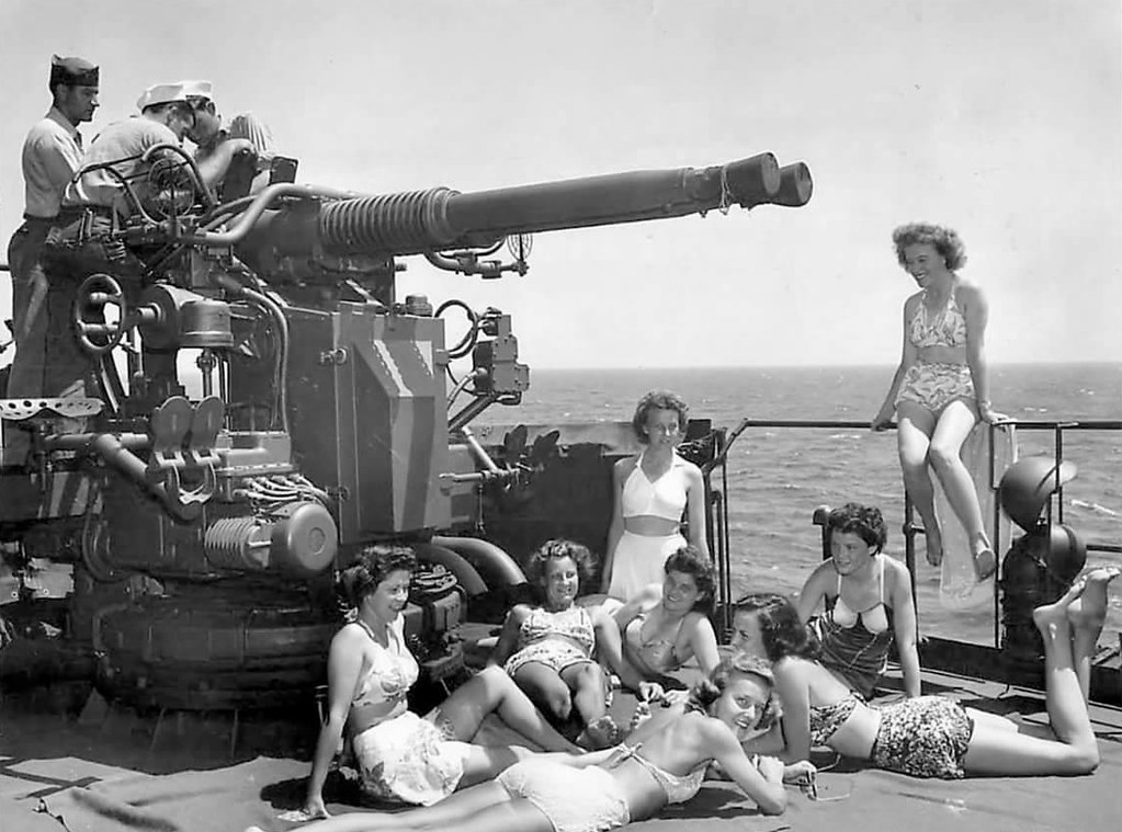 Tarihi savaş gemisinde mayolu kadınlar ve askerlerin nostaljik anı fotoğrafı