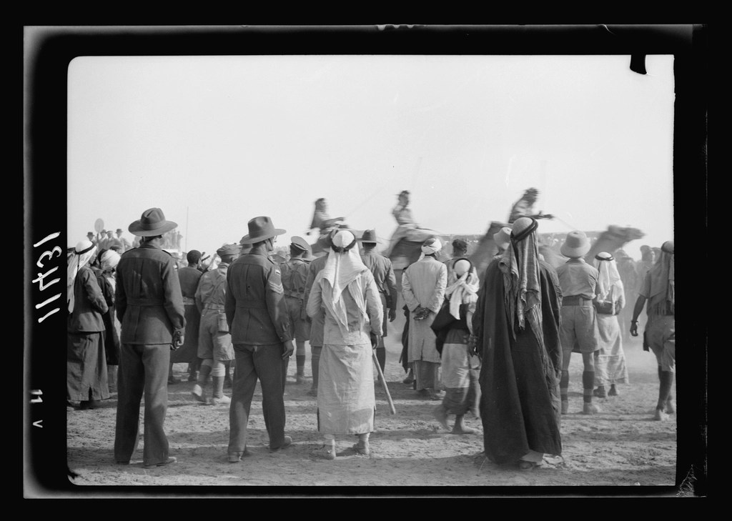tarihi siyah beyaz fotoğrafta geleneksel kıyafetli adamlar ve develer çölde