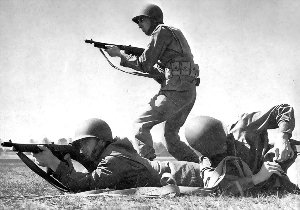 tarihsel siyah beyaz fotoğrafta tüfekli askerlerin taktik muharebe pozisyonları