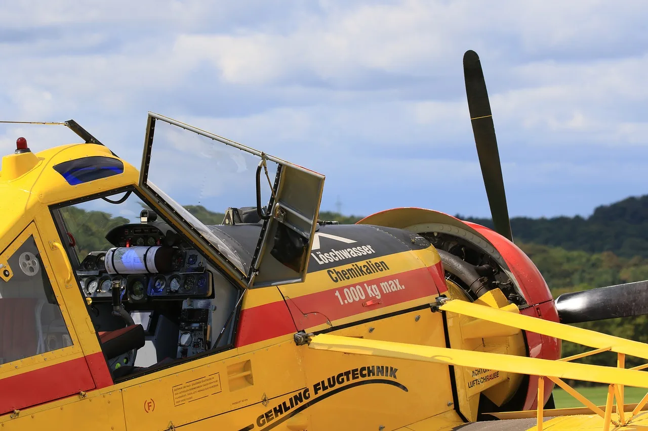 Tarım pilotu su bombası uçuşu - vintage hava gösterisi Tarım pilotu su bombası uçuşu - vintage hava gösterisi