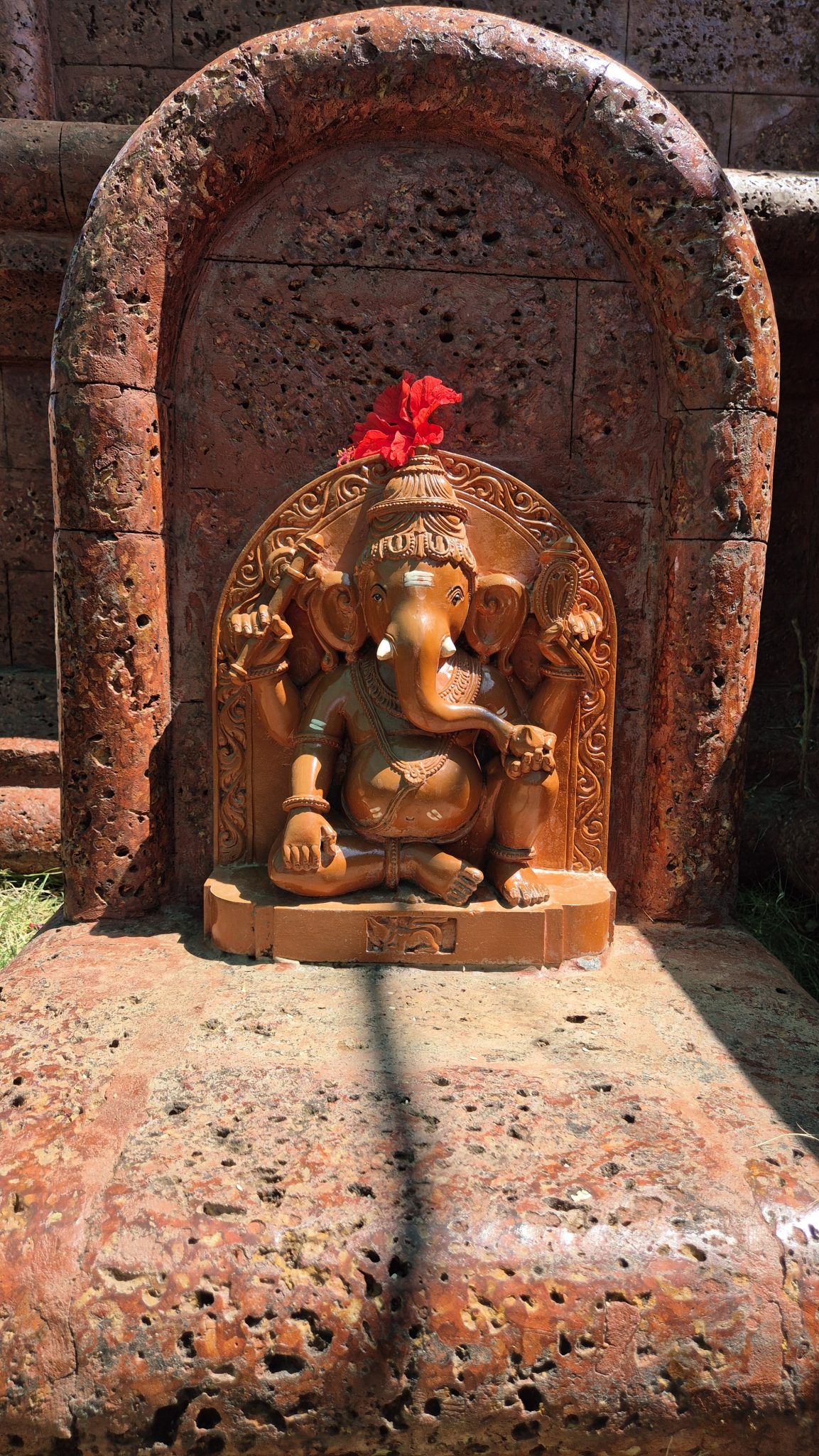 Taş Niş İçinde Ganesha Heykeli: Hint Mitolojisinin Fil Başlı Tanrısı