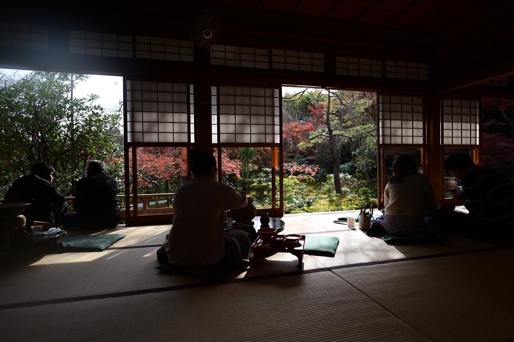 tatami zeminli geleneksel japon odasında sonbahar bahçesi manzarası ve siluetler