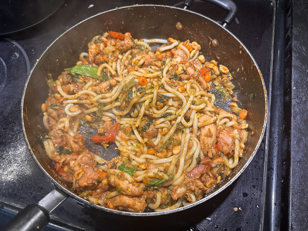 Tavada Tavuklu Sebzeli Soslu Noodle ile Pratik ve Lezzetli Mutfak Anı