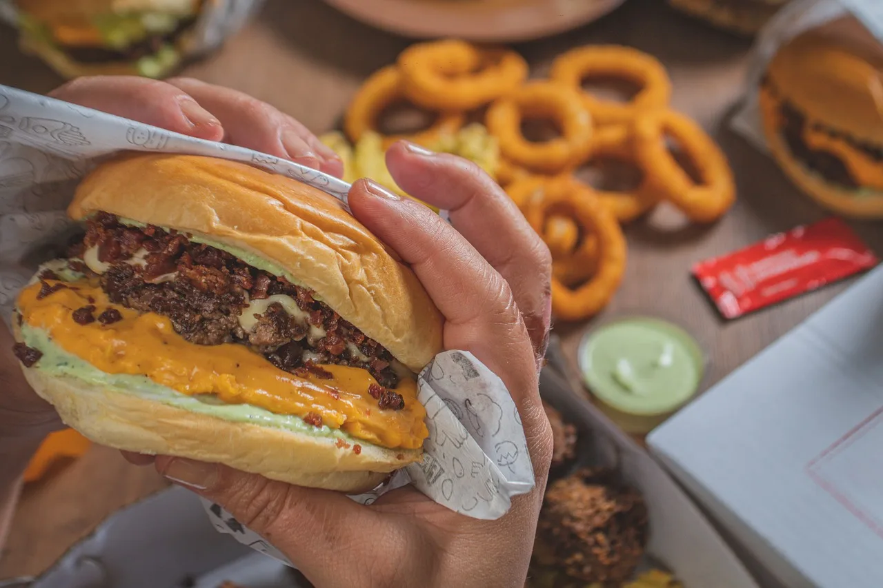 Tavuklu burger ve kızarmış soğan halkası tabağı Tavuklu burger ve kızarmış soğan halkası tabağı