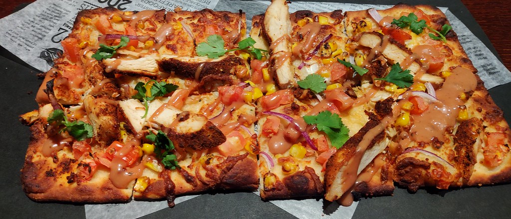 Tavuklu Mısırlı Pizza Tarifi: Ev Yapımı Çıtır Hamur ve Nefis Sos