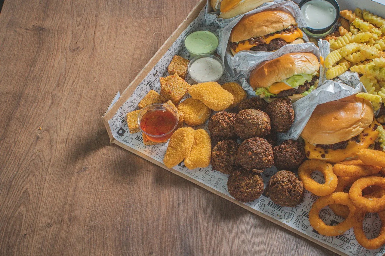 Tavuklu peynirli burger tabak - lezzetli akşam yemeği