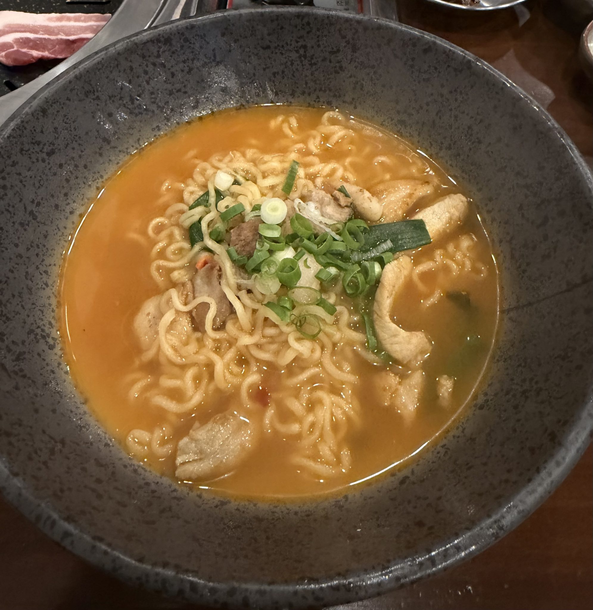 Tavuklu ve Yeşil Soğanlı Sıcak Kore Rameni: Kreması Bulyonlu Noodle Kasesi