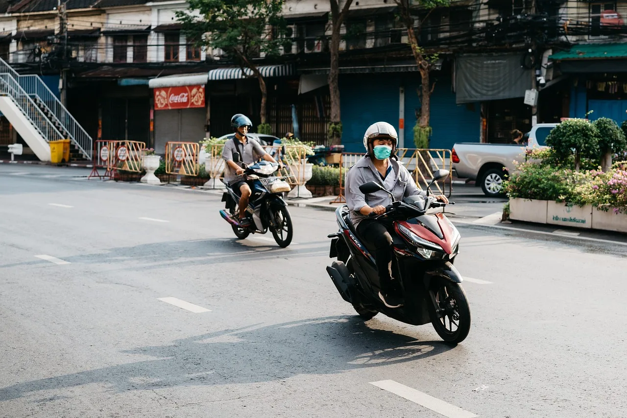 Tayland sokak motosiklet trafiği fotoğrafı