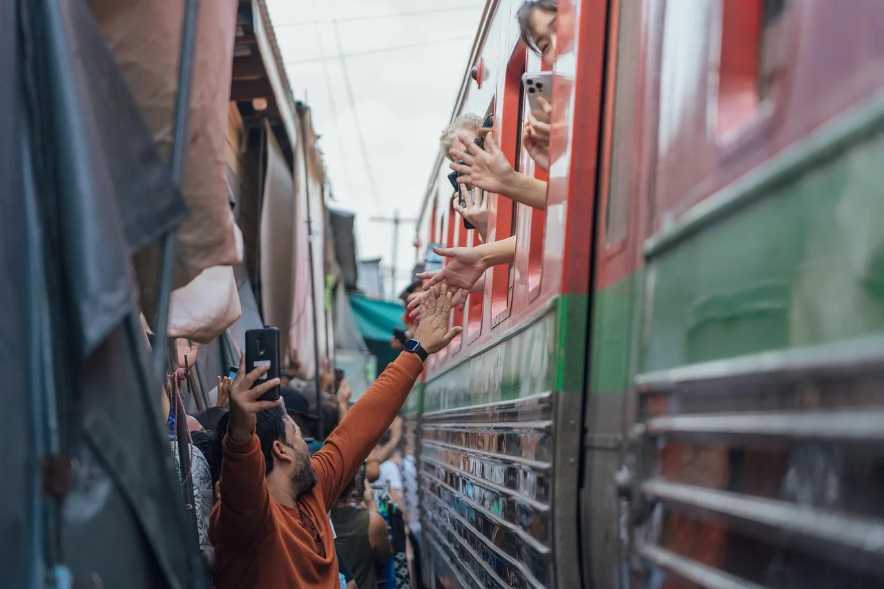 Tayland tren yolculuğu - yüksek beş selamı
