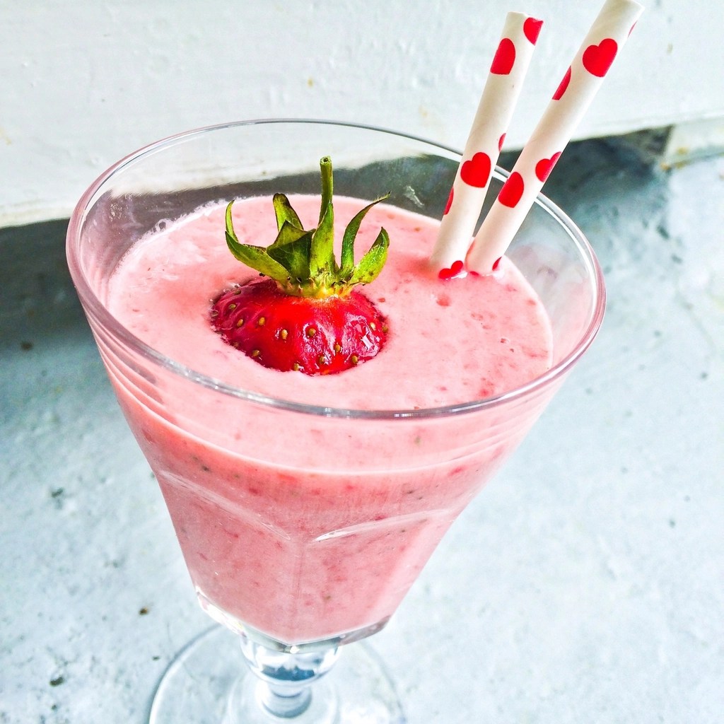 Taze Çilekli Pembe Smoothie: Sağlıklı ve Lezzetli Yaz İçeceği Tarifi