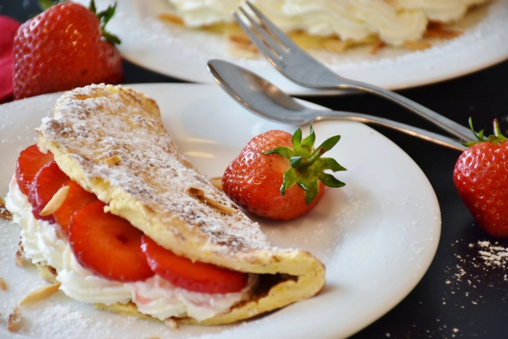 Taze Çilekli ve Kremalı Waffle Rulo: Kahvaltı ve Tatlı Sunumu