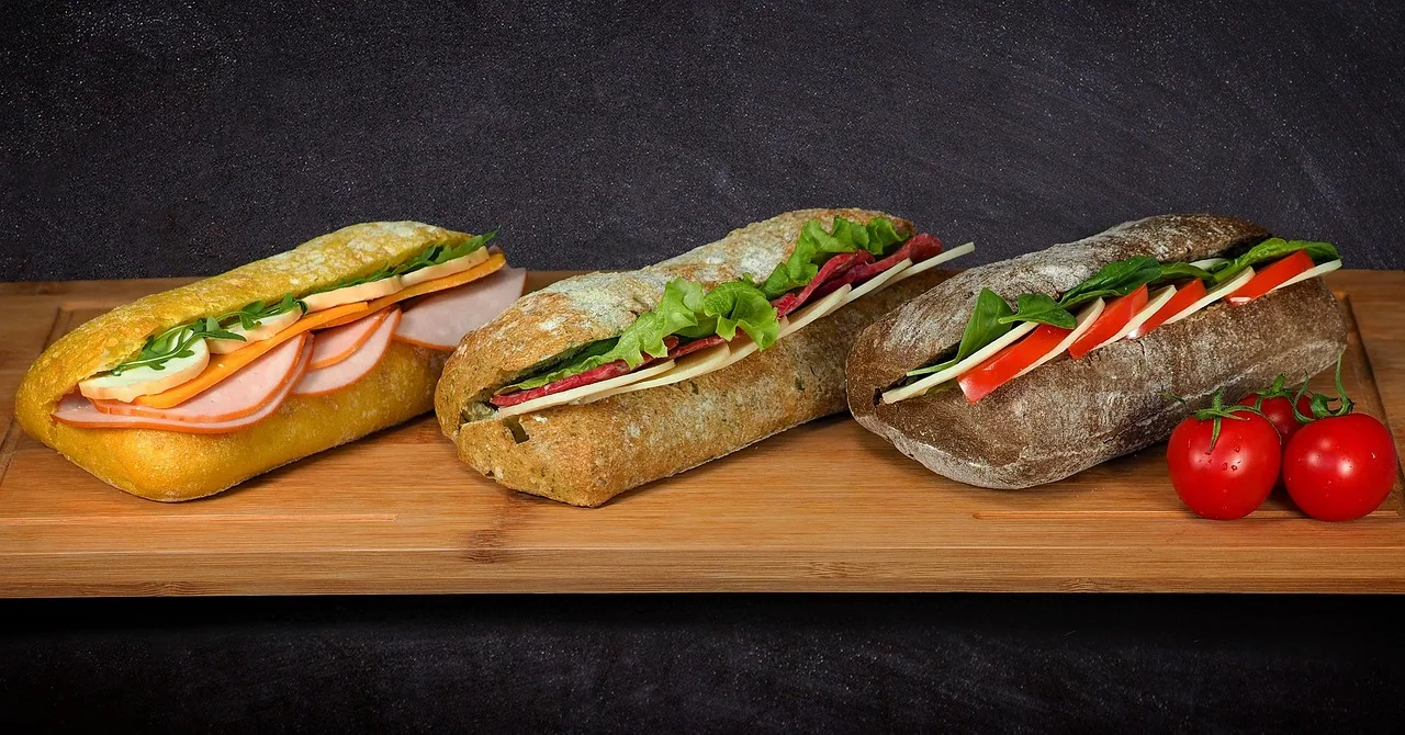 Taze domatesli cheeseburger sandviçi - lezzetli öğle yemeği Taze domatesli cheeseburger sandviçi - lezzetli öğle yemeği