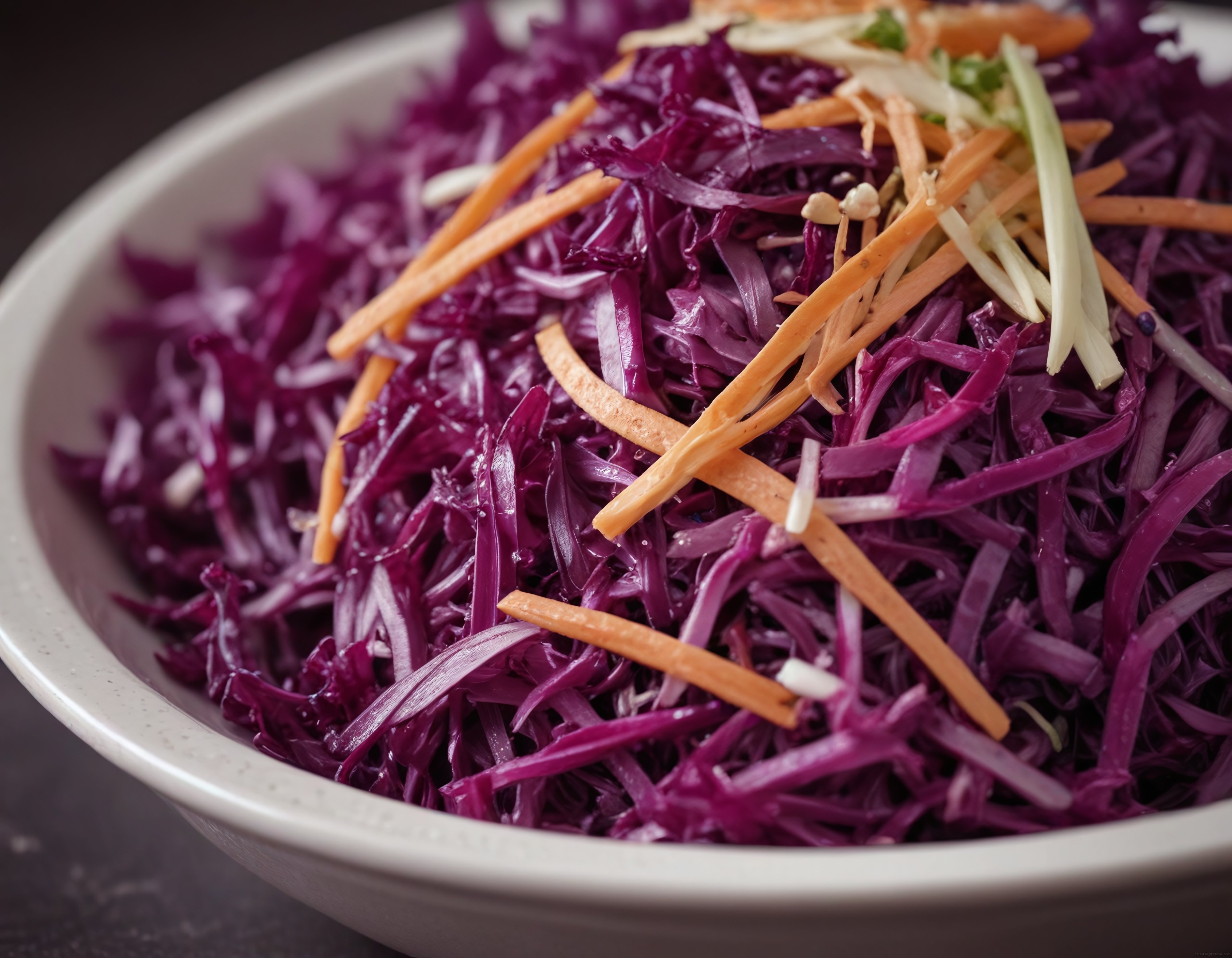 Taze Kırmızı Lahana Salatası: Havuçlu Renkli Coleslaw Tarifi ve Sunum Önerisi