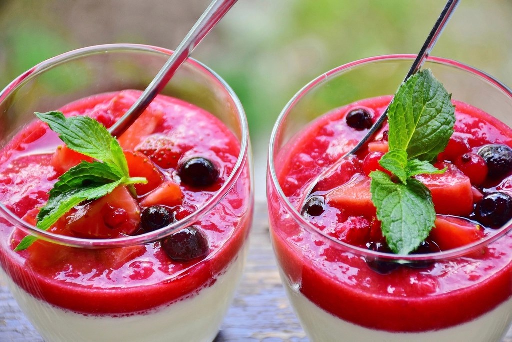 Taze Orman Meyveli Panna Cotta: Cam Bardaklarda Serinleten Yaz Tatlısı