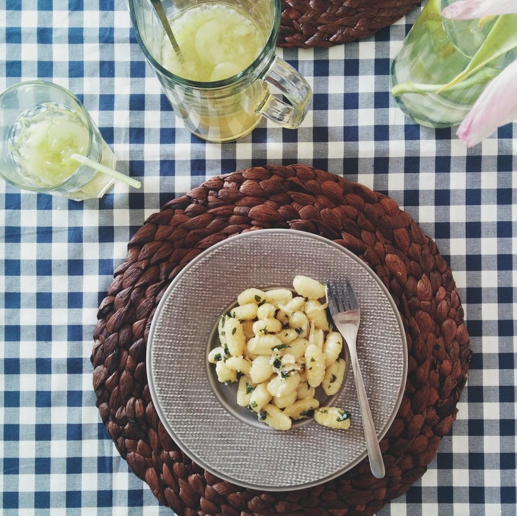 Taze otlu gnocchi ve serinletici limonata ile yaz gününe özel sofra düzeni