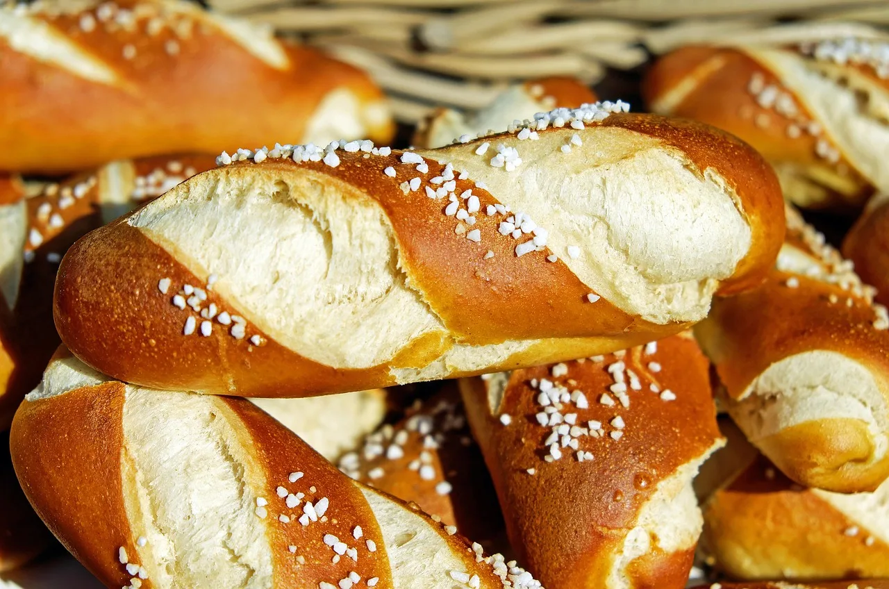 Taze pişmiş simit ve poğaçalar - fırından yeni çıktı