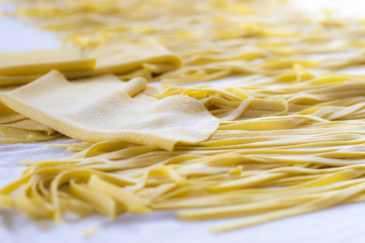 Taze tagliatelle üretim süreci - geleneksel makarna
